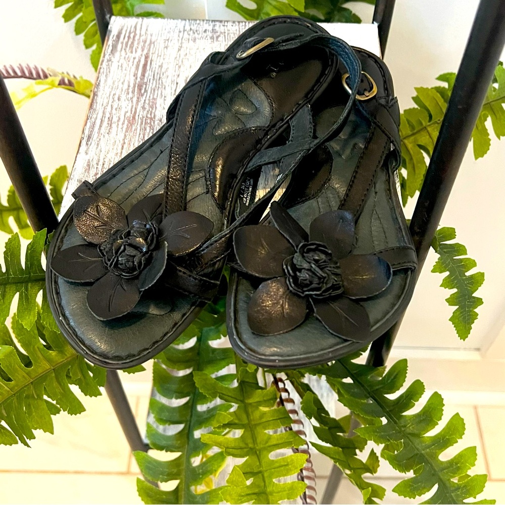 BORN•Flat Leather Sandals•BLACK with Leather Flower Detail•SIZE 6 - Picture 9 of 16